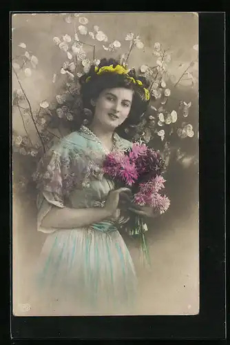 Foto-AK EAS: Junge Dame mit Blumenstrauss vor Silberblattzweigen