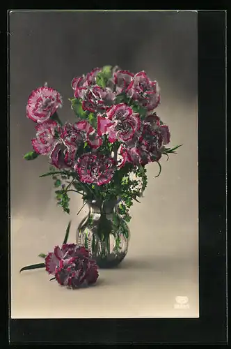 Foto-AK EAS: Nelkenstrauss in einer gläsernen Vase