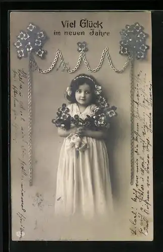 Foto-AK EAS: Kleines Mädchen mit riesigen Glückskleeblättern - Neujahrsgruss