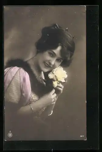 Foto-AK NPG Nr. 1817: Lächelnde Dame mit schmeichelnder Rosenblüte