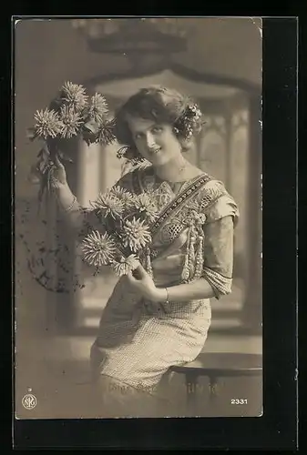 AK NPG Nr. 2331: Fein herausgeputzte Dame grüsst mit einem Lächeln und Blumen