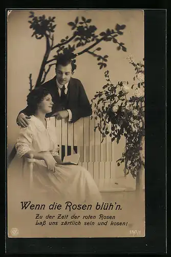 AK NPG Nr. 153 /1: Junges Paar tauscht Zärtlichkeiten aus