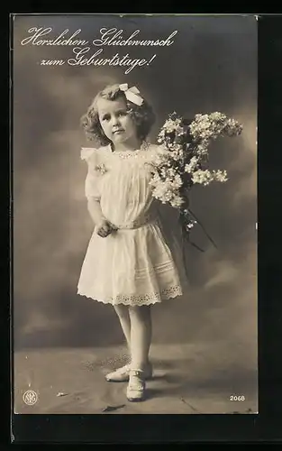 AK NPG Nr. 2068: Junges süsses Mädchen im Spitzenkleid mit Blumenstrauss