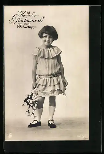 Foto-AK NPG Nr.7813 /6: Junges Mädchen im Kleid mit Blumenstrauss