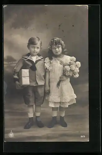 AK NPG Nr. 2079: Süsser Junge im Matrosenhemd Hand in Hand mit seiner Freundin