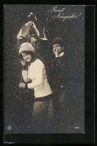 AK NPG Nr. 2641: Fesche junge Dame läutet das neue Jahr ein, Junger Mann mit Champagner