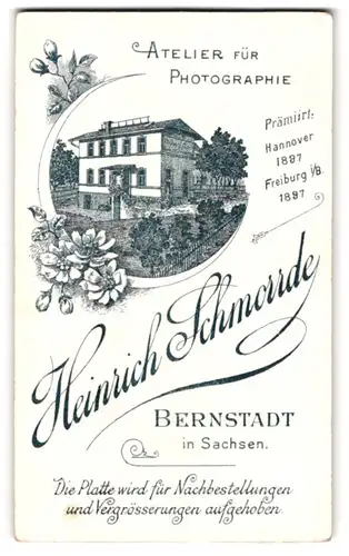 Fotografie Heinrich Schmorrde, Bernstadt / Sachsen, Ansicht Bernstadt, Ateliersgebäude mit Blumenumrandung