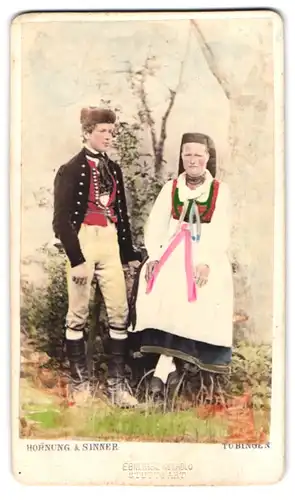 Fotografie W. Hornung & P. Sinner, Tübingen, junges Paar in Tübinger Tracht, Hand Koloriert