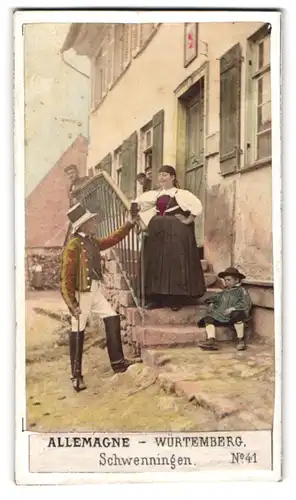 Fotografie Lallemenad & Hart, Baden-Baden, Wirtin im Trachtenkleid reicht dem Kutscher ein Schwarzbier, Hand Koloriert