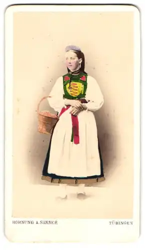Fotografie W. Hornung & P. Sinner, Tübingen, hübsche junge Frau in Tübinger Trachtenkleid, Hand Koloriert