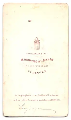 Fotografie W. Hornung & P. Sinner, Tübingen, junge Frau und Mann in Tübinger Trachten am Wegesrand, Hand Koloriert