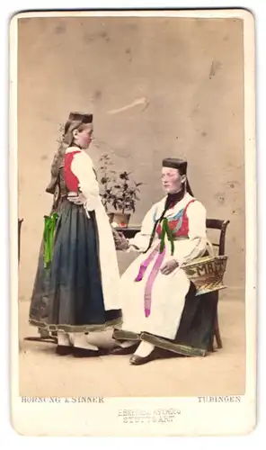 Fotografie W. Hornung & P. Sinner, Tübingen, Mutter und Tochter in Tübinger Tracht im Atelier, Hand Koloriert