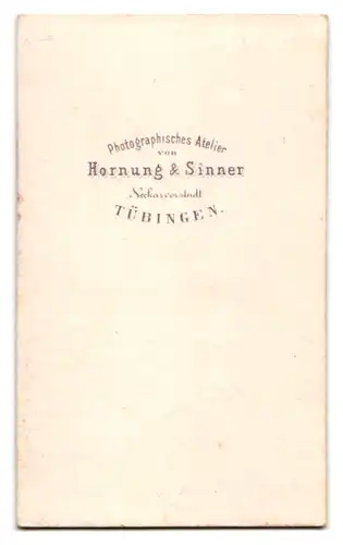 Fotografie W. Hornung & P. Sinner, Tübingen, Bäuerin in Tübinger Tracht mit Harke ind er Hand, Hand Koloriert