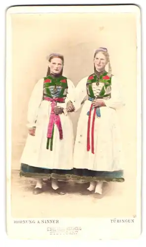 Fotografie W. Hornung & P. Sinner, Tübingen, zwei hübsche junge Frauen in Tübinger Tracht Arm in Arm, Hand Koloriert