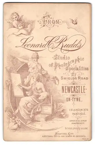 Fotografie Leonard C. Rudd`s, Newcastle-on-Tyne, Frauen mit Staffelei, Malkoffer, Engel schauen von oben zu