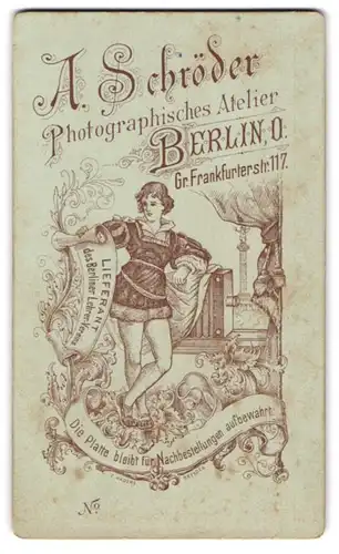 Fotografie A. Schröder, Berlin, Gr. Frankfurterstr. 117, junger Mann mit Schriftrolle lehnt an einer Plattenkamera
