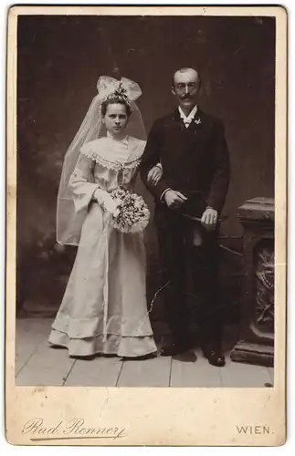 Fotografie Rud. Renner, Wien, Brautpaar im Kleid mit Spitzenkragen und Zylinder