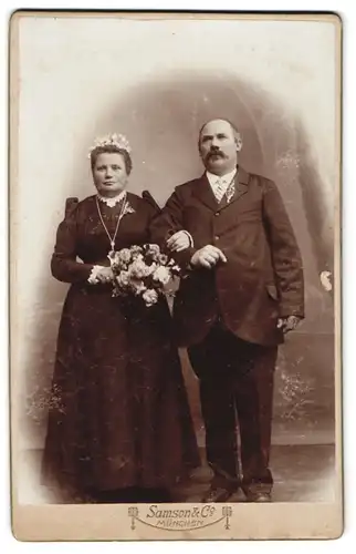Fotografie Samson & Co., München, Neuhauserstrasse 7, Brautpaar im schwarzen Kleid und im Anzug