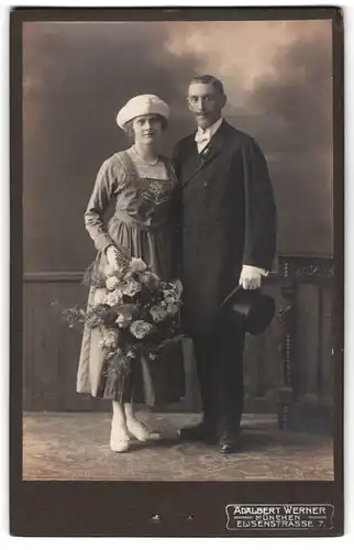 Fotografie Adalbert Werner, München, Elisenstrasse 7, Junges Brautpaar mit Blumenstrauss und Zylinder