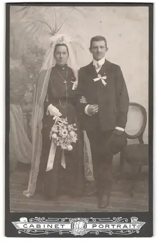 Fotografie M. Rutschmann, Rotthalmünster, Brautpaar im schwarzen Kleid und Hut in Studiokulisse