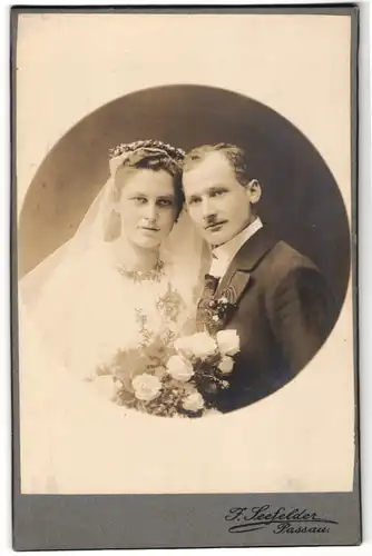 Fotografie J. Seefelder, Passau, Portrait eines Hochzeitspaares mit Blumenstrauss