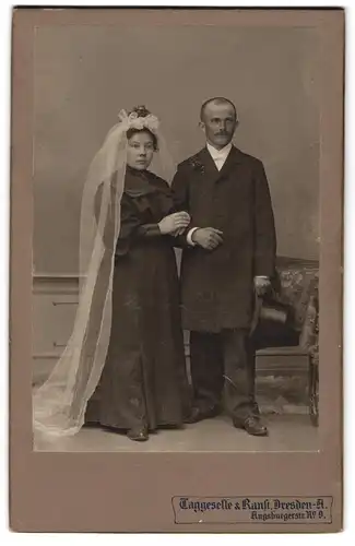 Fotografie Taggeselle & Ranft, Dresden-A., Brautpaar im schwarzen Kleid mit Zylinder