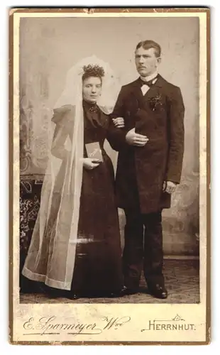 Fotografie E. Sparmeyer, Herrnhut i. S., Hochzeitspaar im Kleid und Anzug mit Fliege