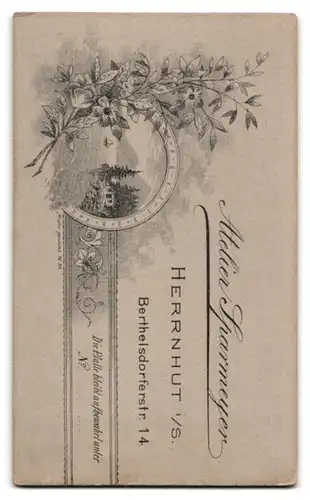 Fotografie E. Sparmeyer, Herrnhut i. S., Hochzeitspaar im Kleid und Anzug mit Fliege