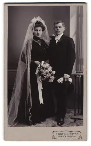 Fotografie E. Ostenkötter, Hirschfelde i. S., Hochzeitspaar im schwarzen Kleid und mit Chapeau Claque