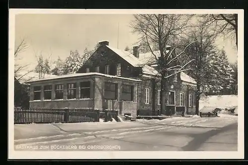 AK Obernkirchen, Gasthaus zum Bückeberg mit Strasse im Winter