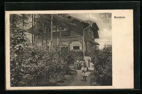 AK Hohenstein-Ernstthal, Mädchen mit Puppe vor Blockhaus