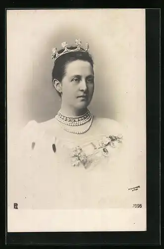 AK Portrait Königin Olga von Griechenland mit Krone, Perlenkette und Medaillons