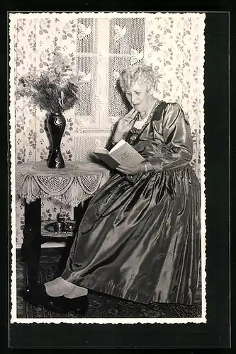 AK Josefine Horn - Schriftstellerin und Heimatdichterin - liest ein Buch im langen Kleid