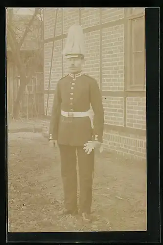 Foto-AK Soldat in Uniform mit Paradepickelhaube