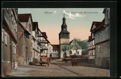 AK Helsa, Partie an der Berlinerstrasse mit Fuhrwerk und Blick auf Kirche