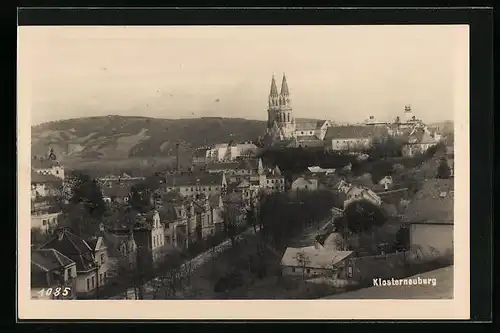 AK Klosterneuburg, Ortsansicht mit Strasse von oben