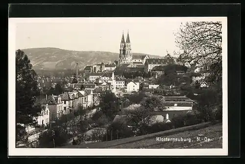 AK Klosterneuburg, Ortsansicht von einem Hang aus