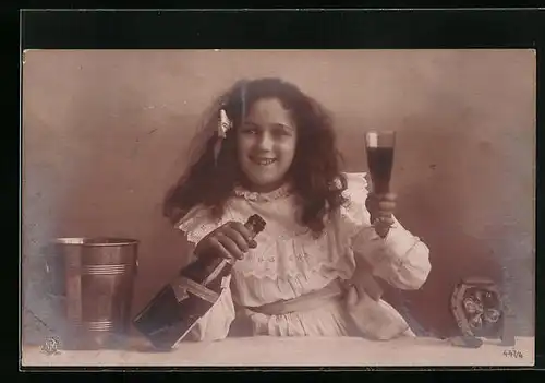 Foto-AK NPG Nr. 447 /4: Junges Mädchen mit Weinglas wünscht Prosit Neujahr