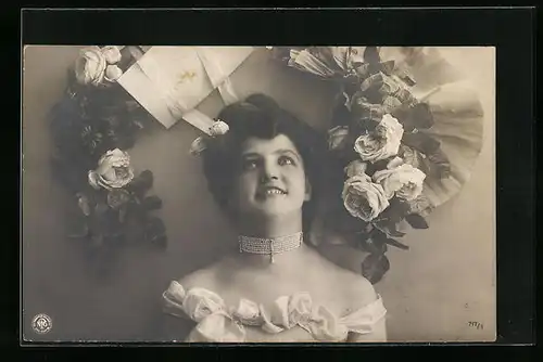 Foto-AK NPG Nr. 717 /1: Schönheit von Rosen umgeben