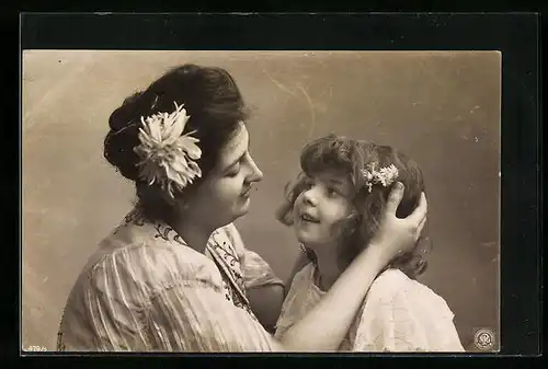 Foto-AK NPG Nr. 479 /3: Mutter liebkost ihre Tochter