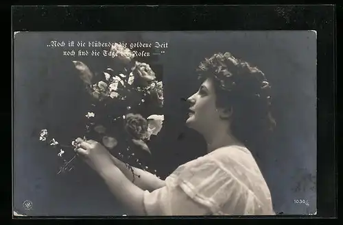 Foto-AK NPG Nr. 1030 /4: Schöne Frau mit Blumenstrauss