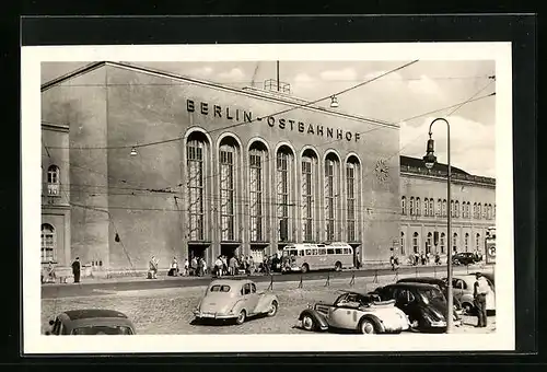 AK Berlin, Ostbahnhof - Gebäudeansicht mit Autos und Bus