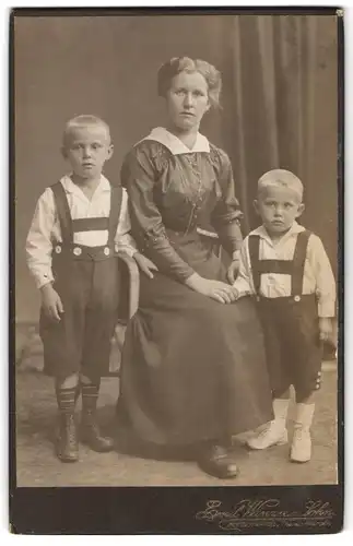 Fotografie Emil Winzer & Sohn, Potschappel, Mutter neben ihren zwei Söhnen, Mutterglück