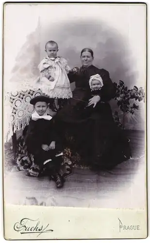 Fotografie Fuchs, Prague, Mutter mit ihren drei Kindern in Kleidchen und Matrosenanzug, Mutterglück