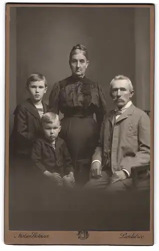 Fotografie Atelier Stoklas, Pardubice, Familienportrait mit Kindern im Matrosenanzug, Mutterglück