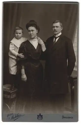 Fotografie Atelier Stoklas, Pardubice, Mutter und Vater mit ihrem Sohn im Matrosenanzug, Mutterglück