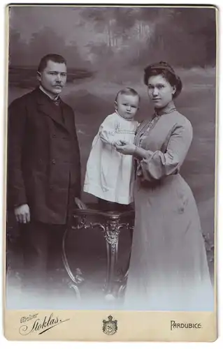 Fotografie Atelier Stoklas, Pardubice, Mutter und Vater neben ihrem Kind, das auf einer Konsole steht, Mutterglück