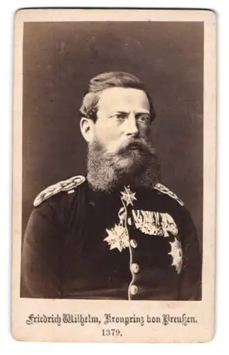 Fotografie unbekannter Fotograf und Ort, Kronprinz Friedrich Wilhelm III. von Preussen in Uniform mit Ordenspange