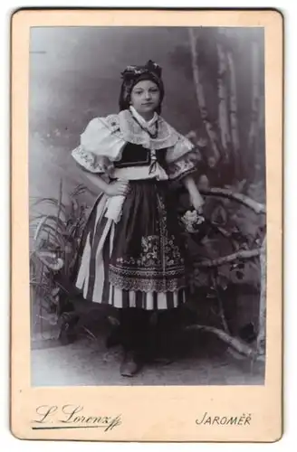 Fotografie L. Lorenz, Jaromer, niedliches Mädchen im tschechischen Trachtenkleid mit Kopftuch posiert im Atelier