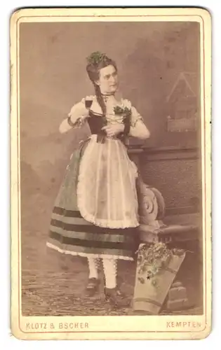 Fotografie Klotz & Bscher, Kempten, junge Frau im Trachtenkleid als Weinkönigin mit Weinglas